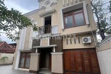 Rumah Luas 2 Lantai Parkir Banyak Mobil Cocok untuk Kantor