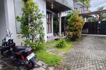 Rumah Disewakan Furnish Cck untuk Kantor Dekat Pakuwon Mall