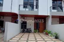 Rumah Mewah 3 Lantai Lokasi Dekat Green Pramuka Square Mall