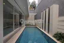 Brand New House Jalan Lebar, Tembok Tidak Nempel Rumah Tetangga di Pondok Indah