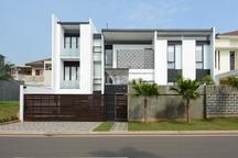 Rumah Mewah dengan Fasilitas Kolam Renang di Kota Wisata Cibubur Bogor