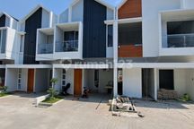 Rumah Dua Lantai Dalam Lingkungan Cluster Pinggir Jalan di Lalui Angkot