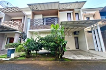 Rumah Bagus 2 Lantai Full Furnished di Cluster Elite di Gentan, Solo