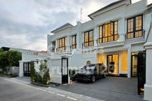 Rumah Baru Cempaka Putih, American Classic Siap Huni, 2 Lantai Mewah