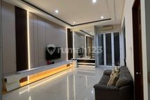 Rumah Cantik Minimalis Hybrida 8x20 2,5 Lantai Nice Interior High Ceiling