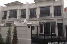 Rumah Baru Cempaka Putih, American Classic Siap Huni, 2 Lantai Mewah