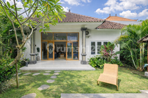 Villa 3 Kamar di Padang Linjong dengan Taman Luas 4 Mnt ke Pantai