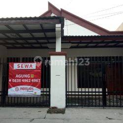 DEKAT KAMPUS & AREA KOMERSIAL Disewakan Rumah Barata Jaya Surabaya 8x20 Baru Renov 1.5Lantai Siap Huni