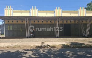 Ready-to-Occupy Shop in Prime Road Location, Very Suitable for Business