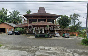 Ready-to-Use Villa and Restaurant, Good Strategic Location in Karang Anyar