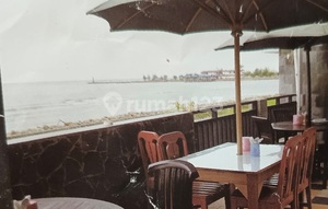 Rumah Makan Dengan Pemandangan Laut