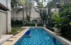 Rumah Kompleks di Kemang Baru Direnovasi