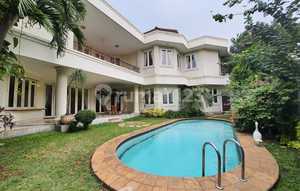 Rumah Mewah Hadap Selatan 5 Kamar Tidur Lokasi Bebas Banjir