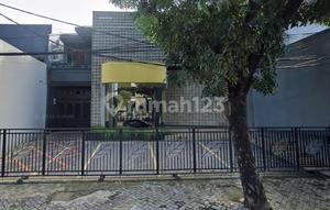 Suitable for Restaurants/Boutiques/Cafes/Offices, Super Strategic Location at the Gandaria-Radio Dalam Intersection.