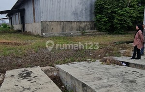 Gudang Pinggir Jalan Utama