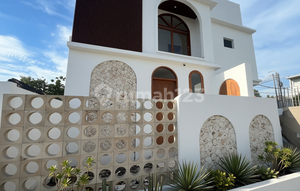 Villa Baru Modern Santorini Dekat ke Pantai Jimbaran