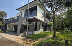 Brand New Foresta BSD City Cluster Giardina Cakeppp Ready to Occupy Land Area: 234 m² Building Area: 337 m² 4+1 Bedrooms 4+1 Bathrooms Carport Fits 3 Cars (width ~9m) PPJB Letter Ready for AJB Selling Points: 1 Powder Room in Family Area, Family Room, Pantry, and Living Space