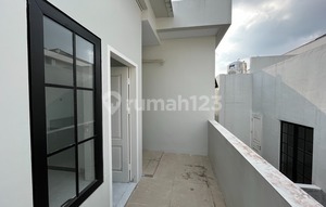 Villa di Komplek Jewel Park ( Jalan Starban / Polonia )