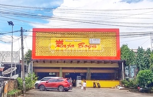 Three-unit shophouse on Jalan Perintis Kemerdekaan, Makassar