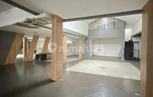For rent commercial space in the strategic city center of Cihampelas, main road, near CiWalk and hotels.