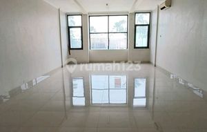 RUKO 3 LANTAI HADAP JALAN BOULEVARD TERBESAR DAN TERAMAI DI GADING SERPONG. LUAS BANGUNAN 255 M2