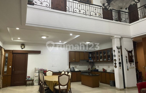 Two-story house with a large land area within an elite cluster in Batununggal.