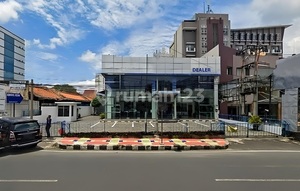 Dealer Showroom Building 1037 m3 City Center Raden Intan Street