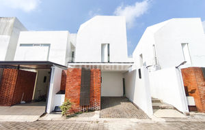 Modern House 2 Floors 9 Minutes to Satria Medika Hospital KPR Available Facing North J46986