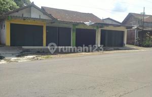 4 Kios Berjejer di Jalan Utama Temanggung