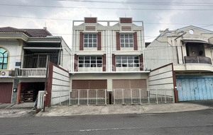 Affordable 3-Story Shop Rental in Pasar Gedhe Area, Jebres, Solo
