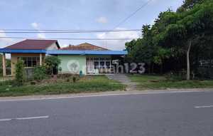 Dekat Singkawang Grand Mall, Jual Rumah Hitung Tanah Aja, Jalan Utama.