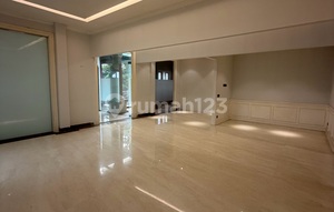 Disewakan Gedung Komersial Premium 3 Lantai di Kebayoran Baru - Lift & Parkir Luas