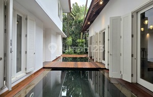 Luxury Furnished House Very Well-Maintained Wide Lush Street