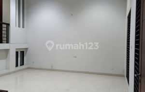 Quick Sale 3-Story Corner House and Semi-Furnished in Gading Kirana