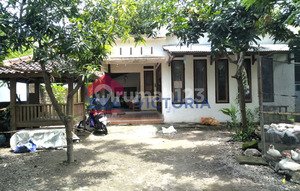 Disewakan Rumah Bangunana Bagus SHM Full Furnish di Sukomoro Nganjuk 10 Menit ke Pusat Kota Lantai Dari Granit, Memiliki Kelebihan Tanah