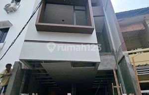 HANYA 700 METER JALAN 3 MOBIL Omset 876 JT/Tahun ROI TINGGI 10-12% KOS EKSKLUSIF BARU PREMIUM HANYA 1 MENIT ke MRT CIPETE, SHM, 22 KT Dengan KM Dalam, Bangunan Kokoh Kontraktor Punya, Full Furnished Eksklusif! HOT DEALS TOP STRATEGIS di Jakarta Selatan