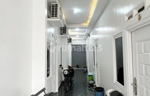 HOT DEALS! OMSET 979 JT/THN Hampir 1 M ROI 11-12% Kost Eksklusif 34 Kamar Full Occupancy Aset Padat Sewa di Tomang Dekat UNTAR, Perkantoran, Perbankan, Central Park, Akses Jln 2 Mobil di lewati Jak Lingko