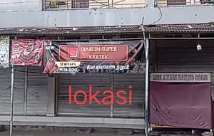 Translation: "Cheap rental shop/ruko in Ubud, ready to use."