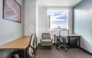 Temukan ruang kantor di HQ Senopati untuk 2 orang dengan layanan siap pakai_2 Workstations Office