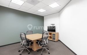 Ruang kantor pribadi berlayanan lengkap untuk Anda dan tim di Regus Pakuwon Centre_2 Workstations Office