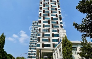 Private office space tailored to your business's unique needs at HQ HQuarters_3 Workstations Office.