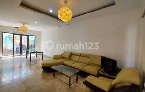 Harga Terbaru !! Rumah Jual 2 Lantai Area Kerobokan Dekat Seminyak. 