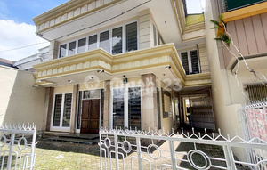 Spacious House in Well-Maintained Condition with 5 Rooms, Located on Jalan Raya Letjen Sutoyo, Suitable for Various Businesses.