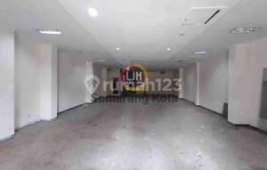 Business building on Pandanaran Street.