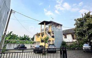 Boarding House in Bekasi Flood-Free with Ensuite Bathroom, Hot Water, and Car Parking Available