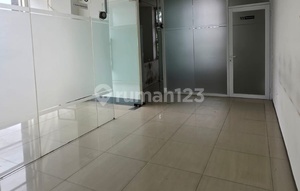 Sewa Ruko Hoek Strategis Lokasi Tengah Kota Cocok untuk Peruntukan Segala Macam Usaha Karapitan