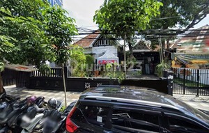 Commercial Area House Surabaya Central Area Raya Darmo Suitable for Cafe Business