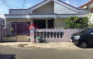 Rumah Hook Ditengah Kota. Lingkungan Aman Dan Tenang.