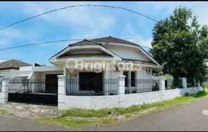 House in the Heart of Kediri City. Close to Slg, Kediri Regional Government Office, Brawijaya Stadium, Suitable for Cafe, Hotel Business.