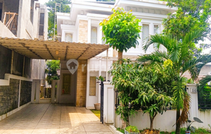 Rumah dengan Taman Luas di Lokasi Cluster Elit Parahyangan Sentul City, 2,8 M Nego